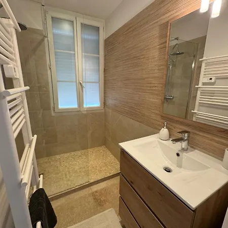 Casa de Férias Maison De Village Renovee Avec Vue Exceptionnelle Sainte-Maxime